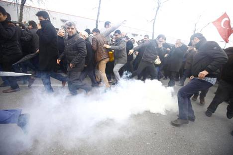 Mellakkapoliisi käytti kyynelkaasua hajottaakseen Zaman-lehden työntekijöiden ja kannattajien mielenosoituksen Istanbulissa Turkissa maaliskuussa 2016.