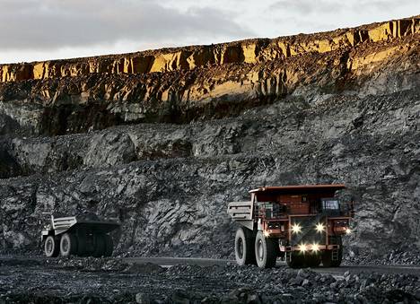 Kaivoskuormurit kuljettivat mustaliuskemalmia Terrafamen Talvivaaran kaivoksen murskaamolle syyskuussa.