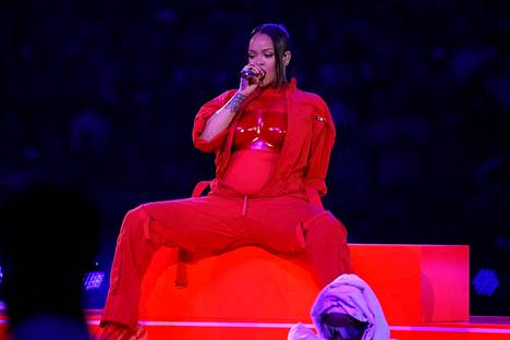Poptähti Rihanna esiintyi Super Bowlin puoliaikashow’ssa.