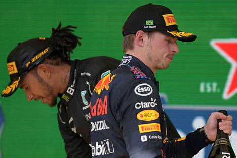 Lewis Hamilton (vas.) ja Max Verstappen kamppailevat F1-sarjan mestaruudesta.