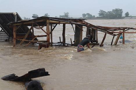 Joki tulvi rankkasateiden seurauksena Isabelan maakunnassa Manilan pohjoispuolella 1. tammikuuta 2023.