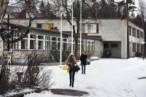 Helsingin Rudolf Steiner -koulun yksi rakennuksista sijaitsee Lehtikuusentiellä.
