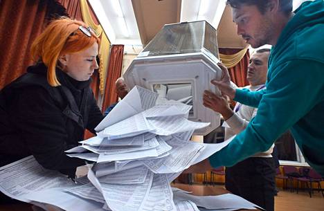 Vaalilautakunnan jäsenet laskivat ääniä äänestyspaikalla Moskovassa sunnuntaina eli kolmipäiväisten vaalien viimeisenä päivänä.