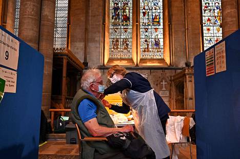 Tilapäiseksi rokotuskeskukseksi muutetussa Salisburyn katedraalissa Britanniassa annettiin koronavirusrokotetta 20. tammikuuta.