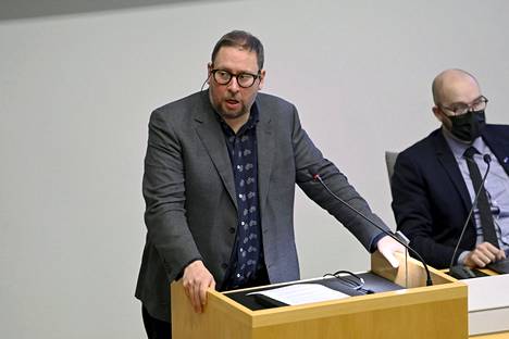 Apulaispormestari Paavo Arhinmäki osallistui vasemmistoliiton edustajana budjettineuvotteluihin. Kuvassa Arhinmäki kaupunginvaltuustossa 3. marraskuuta 2021. 