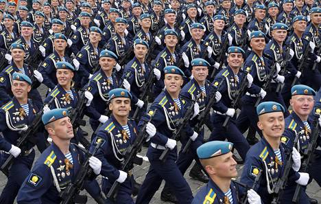 Sotilaat marssivat voitonpäivän paraatissa Moskovan Punaisella torilla viime toukokuussa.