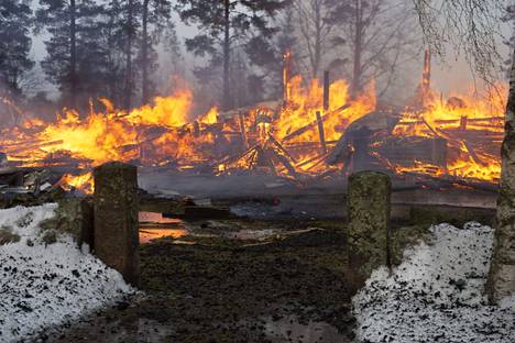Rautjärven kirkko syttyi palamaan joulupäivän aamuna.