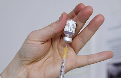 Hallitus linjasi neuvottelussaan keskiviikkona, että rokotusten jakelua ei painoteta epidemiatilanteen mukaan ennen kuin riskiryhmät ja yli 70-vuotiaat ovat saaneet ensimmäisen rokoteannoksen.