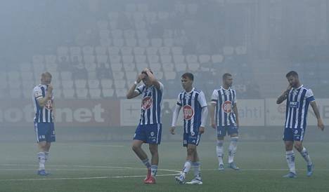 HJK:n ja AC Oulun ottelu keskeytettiin lauantaina ensimmäisellä puoliajalla, kun HJK:n kannattajien soihdutuksesta syntynyt savu peitti näkyvyyden kentällä.