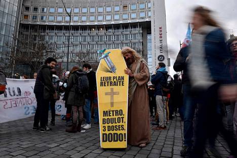 Pariisissa yhden mielenosoittajan mielestä eläkesuunnitelma on kolme koronarokotusannosta.