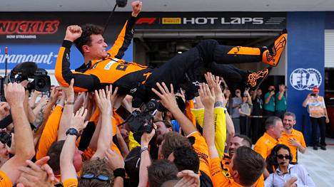 McLarenin Lando Norris juhli voittoaan.