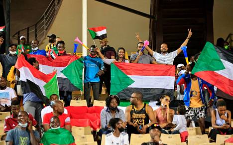 Djibouti ja Sudan on hylätty alle 17-vuotiaiden Afrikan mestaruusturnauksesta. Kuvassa Sudanin miesten maajoukkueen faneja Afrikan mestaruusturnauksessa Kamerunissa tammikuussa.