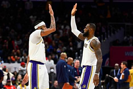 Los Angeles Lakersin Anthony Davis (vas.) ja LeBron James nähdään kunnossa pysyessään taatusti tähdistöpelissä. James on voittanut oman lohkonsa yleisöäänestyksen jo kymmenenä vuotenä peräkkäin.