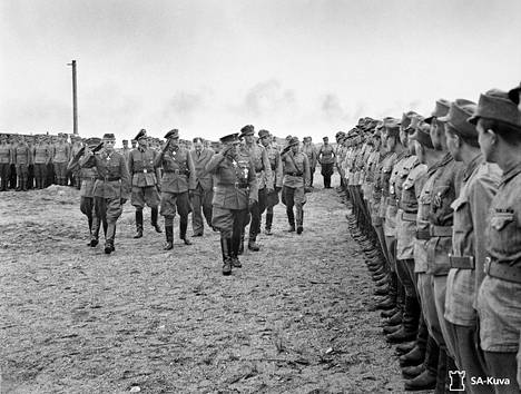 Suomalaisten SS-miehiä lähtöparaatissa vuonna 1943. Kenraali Malmberg tarkastaa pataljoonaa.