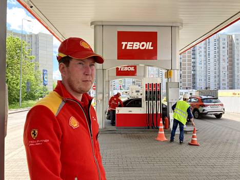 Teboiliksi muuntautuneen huoltoaseman työntekijällä Savvalla on vielä Shell-asu yllään, mutta kyltit ovat jo vaihtuneet. Kuva Moskovan Lermontovski prospekt -valtakadun varrella sijaitsevalta asemalta.