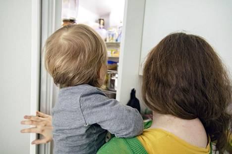Suomessa pitkään kotona lapsia hoitavat useammin matalasti koulutetut kuin korkeakoulutetut äidit.