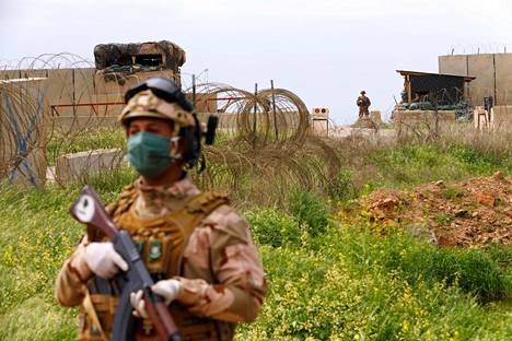 Irakilainen sotilas vahti Yhdysvaltojen tukikohdan luovutusta Irakin joukoille maaliskuussa 2020 Mosulin eteläosassa.