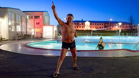Reykjavíkin Vesturbæjarlaugin uimalassa käy joka aamu porukka, joka kutsuu itseään Thorin ystäviksi. Aamujumpan vetää Halldór Bergmann.