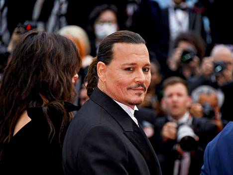 Johnny Depp esiintyi Cannesin avajaispäivänä punaisella matolla.