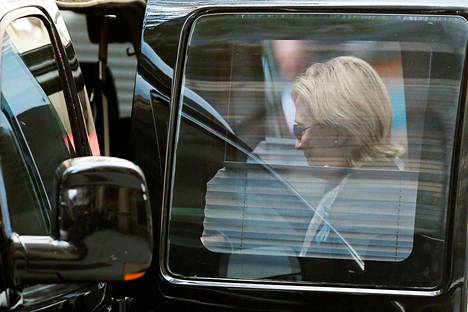 Keuhkokuumeeseen sairastunut Hillary Clinton kiipesi autoonsa 11. syyskuuta New Yorkissa. Huhut hänen terveydentilastaan olivat velloneet jo yli kuukauden.