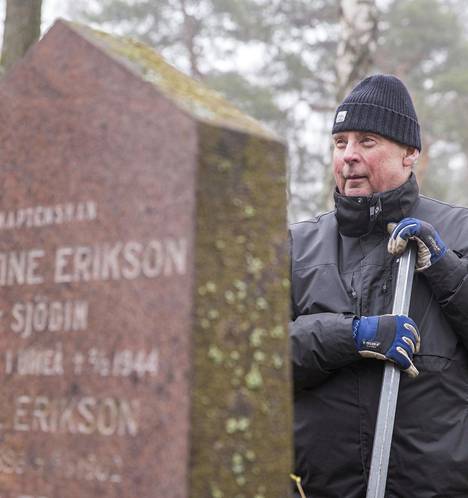 Ville Kaarnakari tunnetaan monista kansalaissodan aikaan sijoittuvista trillereistään. Kuvassa hän kunnostaa Verna Eriksonin hautaa. Verna Erikson salakuljetti sisällissodassa aseita valkoisille.