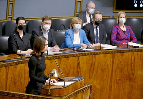 Pääministeri Sanna Marin eduskunnan täysistunnossa Helsingissä, jossa hallitus vastasi opposition välikysymykseen energia- ja polttoainehinnoista 22. helmikuuta 2022.