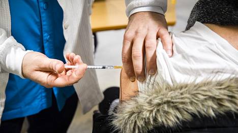 Rokotukset | Oulussa rokotuksia saivat ensimmäisenä myös muut kuin etu­linjassa korona­potilaiden kanssa työskentelevät – ohjeistus rokote­järjestyksestä ei ole yksi­selitteinen