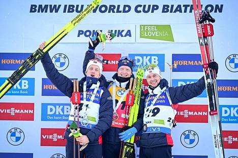 Tarjei Bø (vas.), Johannes Thingnes Bø ja Sturla Holm Lægreid juhlivat Pokljukassa kolmatta perättäistä norjalaisten kolmoisvoittoa ampumahiihdon miesten maailmancupissa.