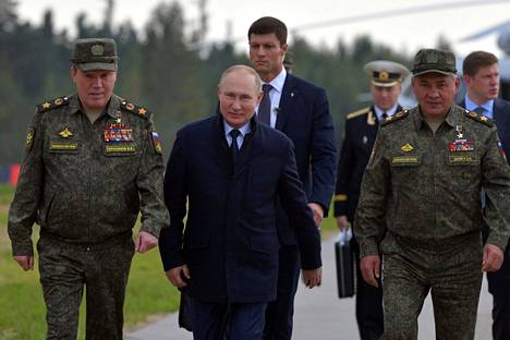 Venäjän presidentti Vladimir Putin ja puolustusministeri Sergei Soigu (oikealla) tarkastivat sotaharjoitus Zapadia Nizhny Novgorodiss syyskuussa 2021.