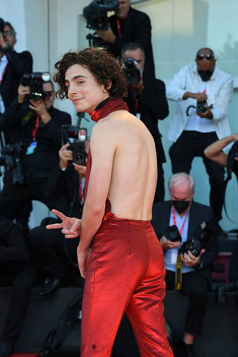 Timothée Chalamet kiinnitti Venetsiassa huomiota leiskuvan punaisella housupuvullaan.