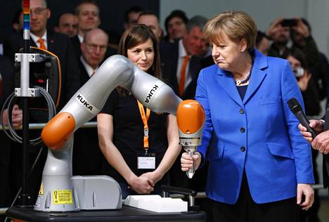 Saksan liittokansleri Angela Merkel tutustui kiinalaisomisteisen Kuka-yhtiön robottitehtaaseen Augsburgissa maaliskuussa 2015.