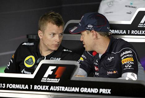 Kimi Räikkönen jutteli Australian GP:n tiedotustilaisuudessa Sebastian Vettelin kanssa.