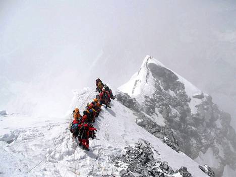 88 kiipeilijää saavutti Mount Everestin huipun 19.5.2009, joka oli silloinen ennätys. 