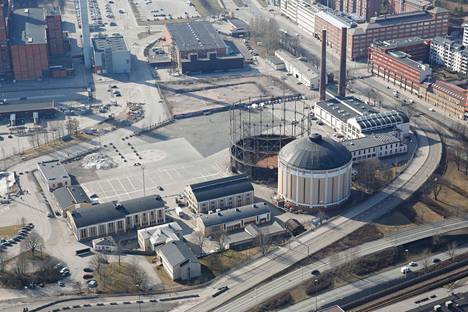 Uusi areena tulisi Hanasaaren voimalan ja Suvilahden kellojen väliseen maastoon. Kuva vuodelta 2015.