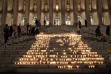 Eduskuntatalon portaille tuotiin kynttilöitä osana maaliskuun alussa järjestettyä maanlaajuista tempausta, jossa muistettiin Koskelan henkirikoksen uhria.