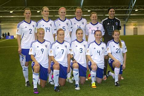 Suomen naisten jalkapallomaajoukkueen avauskokoonpano helmikuussa 2013.
