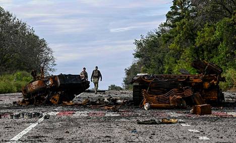 Tuhoutuneita ajoneuvoja Balaklijassa Koillis-Ukrainassa. Kuva on otettu lauantaina 10. syyskuuta. 
