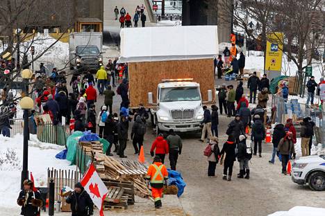 Ottawan poliisi arvioi lauantaina mielenosoitusalueella olevan noin 500 raskasta ajoneuvoa. Kuva sunnuntailta 6. helmikuuta Ottawasta. 