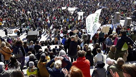 Noin kymmenentuhatta marssii ilmaston puolesta Helsingissä, HS:n suora lähetys käynnissä