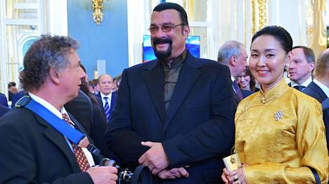 Amerikkalainen näyttelijä Steven Seagal ja hänen vaimonsa Erdenetuya saapuivat presidentti Vladimir Putinin virkaanastujaistilaisuuteen Kremlin Suureen palatsiin maanantaina.