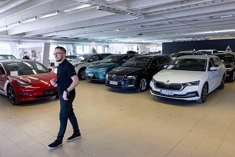 Laakkonen on yksi Suomen suurimmista autojen vähittäismyyntiketjuista. Sillä on 21 toimipistettä 15 kaupungissa. Automyyjä Jere Fagerroos Espoon Olarissa Laakkosen myymälässä huhtikuussa.