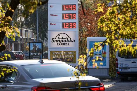 Polttoaineiden hinnat ovat puhuttaneet viime aikoina jälleen. Kuvassa Lauttasaaren Shell viime lokakuussa. 