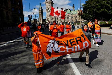 Ihmiset marssivat Ottawassa syyskuun 30. päivänä viime vuonna osoittamassa tukeaan ja kunnioitustaan koulukodeissa kuolleille sekä niistä selviytyneille lapsille, heidän perheilleen ja yhteisöilleen.