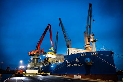Euroalueen taantuma vaikuttaisi väistämättä Suomeen, sillä tavaraviennin arvosta 40 prosenttia menee euroalueelle. Vuosaaren telakalla siirrettiin merikuljetuskontteja rahtialukseen viime vuoden lokakuussa.