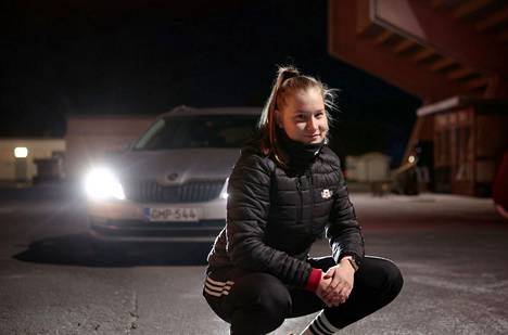 Pesäpalloa SM-kultaa voittaneessa Porin Pesäkarhuissa pelaava Tiia Peltonen sai ajokortin 17-vuotiaana poikkeusluvalla. Hallitus esittää, että vastaisuudessa poikkeusluvan asemesta riittäisi huoltajan suostumus. 