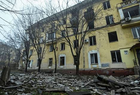 Venäjän tekemän iskun tuhoja asuintalossa Dniprossa torstaina.