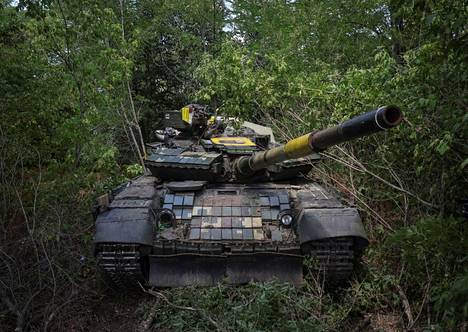 Ukrainalainen panssarivaunu asemissa Donbasissa 12. heinäkuuta.