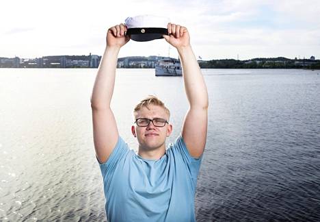Rankka urakka on takana. Ylioppilas Anton Kärkkäinen kirjoitti ylioppilaskirjoituksissa kahdeksan ainetta. 