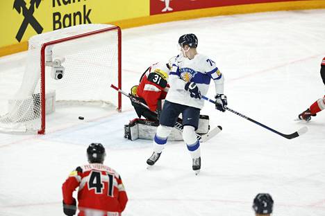 Suomi juhli, kun kiekko oli Itävallan maalissa lauantain MM-ottelussa.