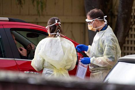 Autossa istuvalta mieheltä otettiin näyte koronavirustestiä varten klinikalla Lower Huttin kaupungissa, lähellä pääkaupunki Wellingtonia Uudessa-Seelannissa 20. huhtikuuta.